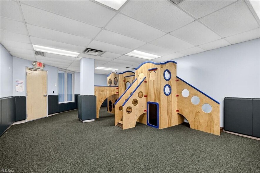 More Photos Of 852 E Highland Rd, Macedonia Flex For Lease