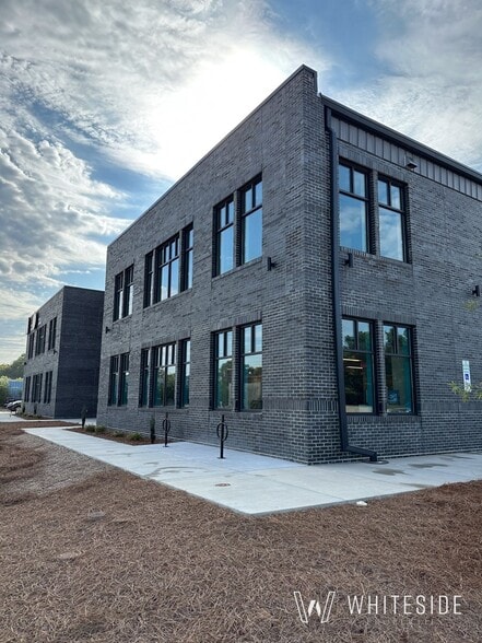 More Photos Of 3013 Wilkinson Blvd, Charlotte Showroom For Lease