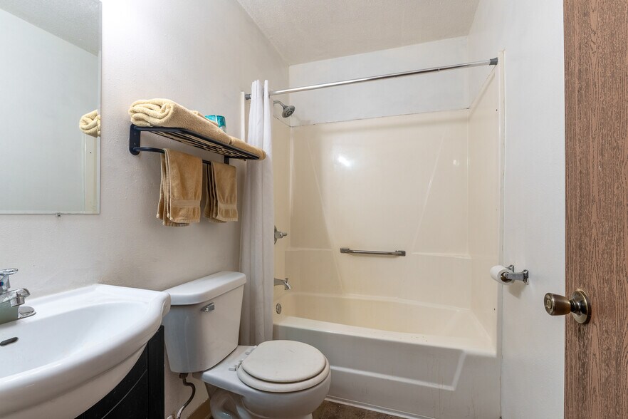 More Photos Of 19389 Frontage Rd, Detroit Lakes Hotel For Sale