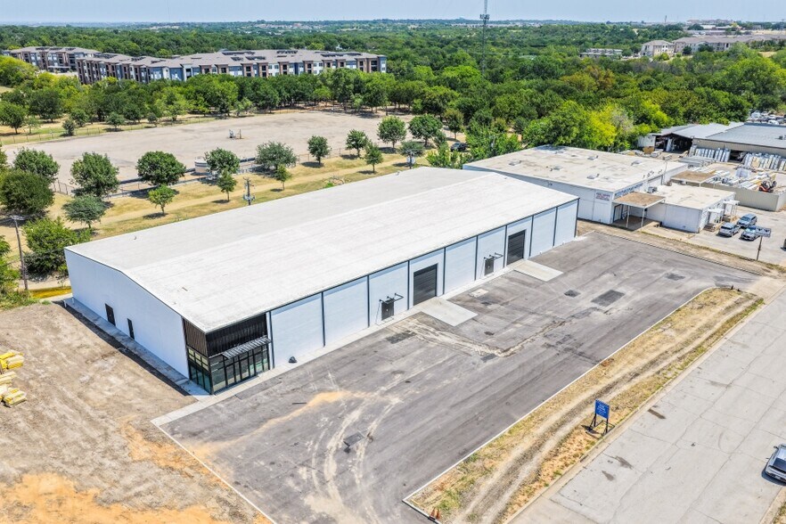 More Photos Of 813 Southway Cir, Fort Worth Warehouse For Lease