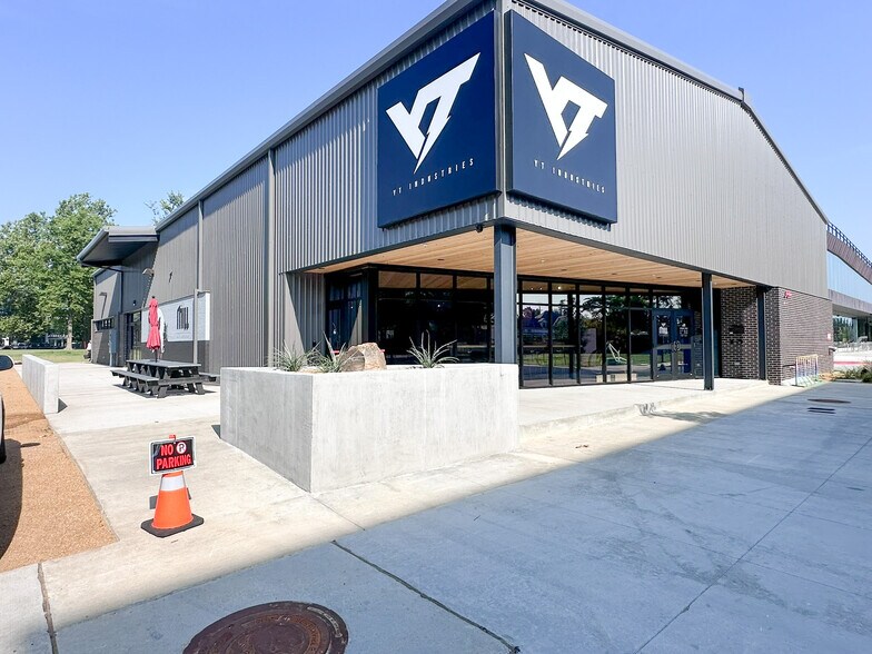 More Photos Of 306 S Main St, Bentonville Storefront For Lease