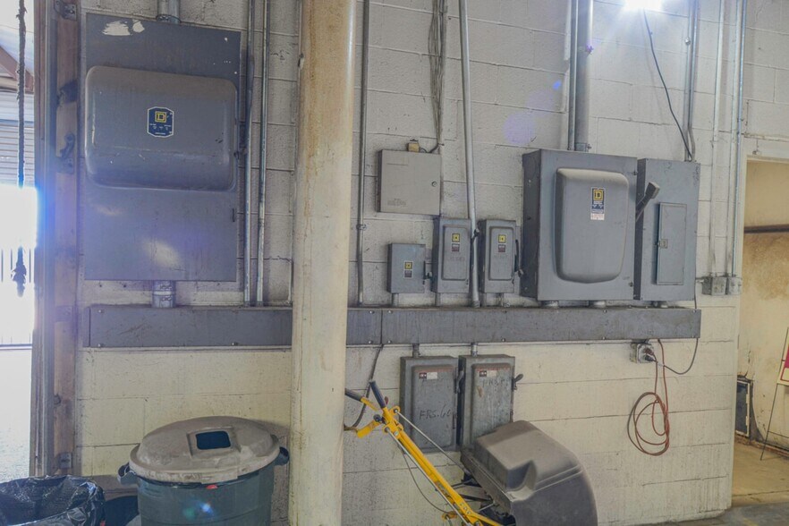 More Photos Of 1117 N Avenue T, Lubbock Warehouse For Sale