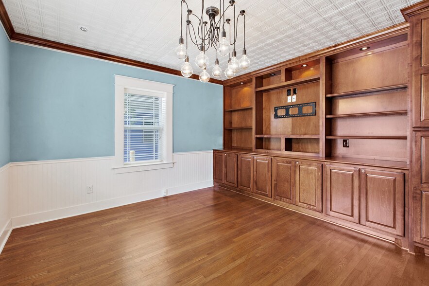 More Photos Of 1517 W Koenig Ln, Austin Office For Lease