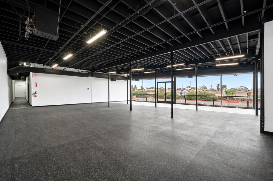 More Photos Of 800 E Dyer Rd, Santa Ana Showroom For Lease