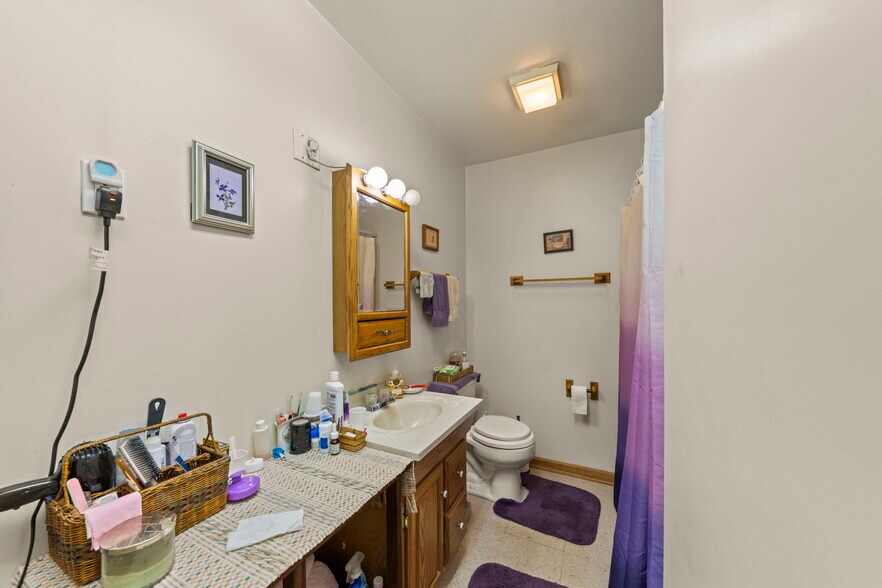 More Photos Of 645 E Lasalle St, Somonauk Showroom For Lease