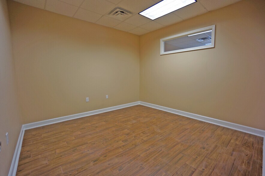 More Photos Of 12440 Emily Ct, Sugar Land Office For Lease