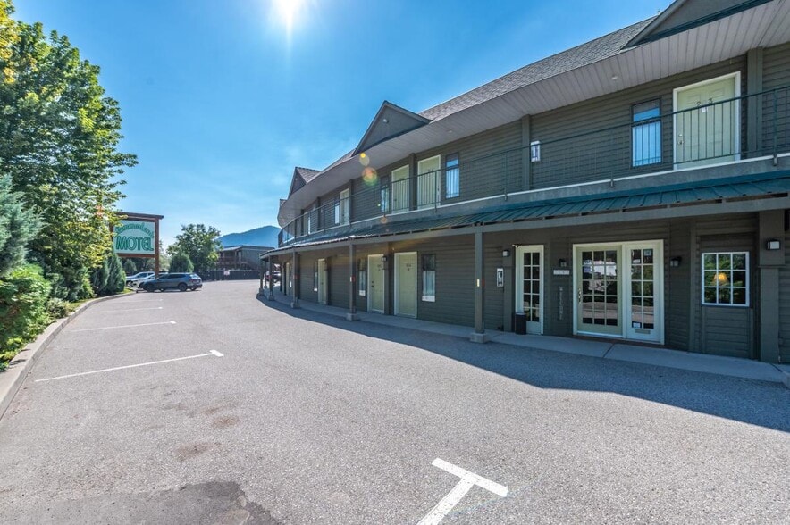 More Photos Of 6203 Willow Av, Summerland Hotel For Sale