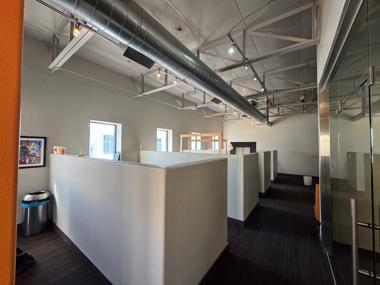 More Photos Of 1807 E Levee St, Dallas Showroom For Sale