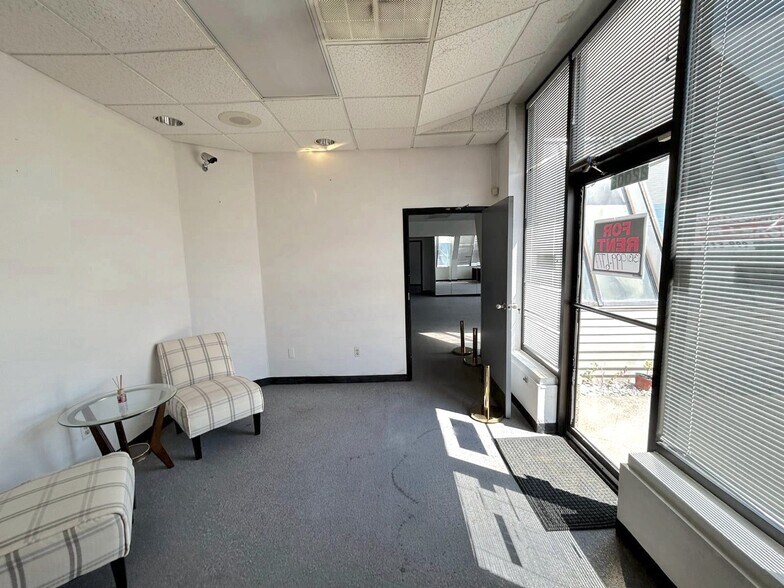 More Photos Of 22001-22027 Kelly Rd, Eastpointe Office For Lease