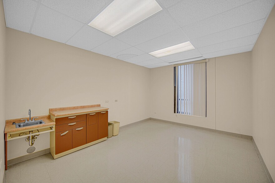 More Photos Of 134 W 111th St, Chicago Medical For Lease