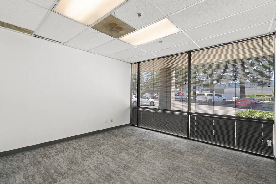 More Photos Of 33401-33433 Western Ave, Union City Warehouse For Lease