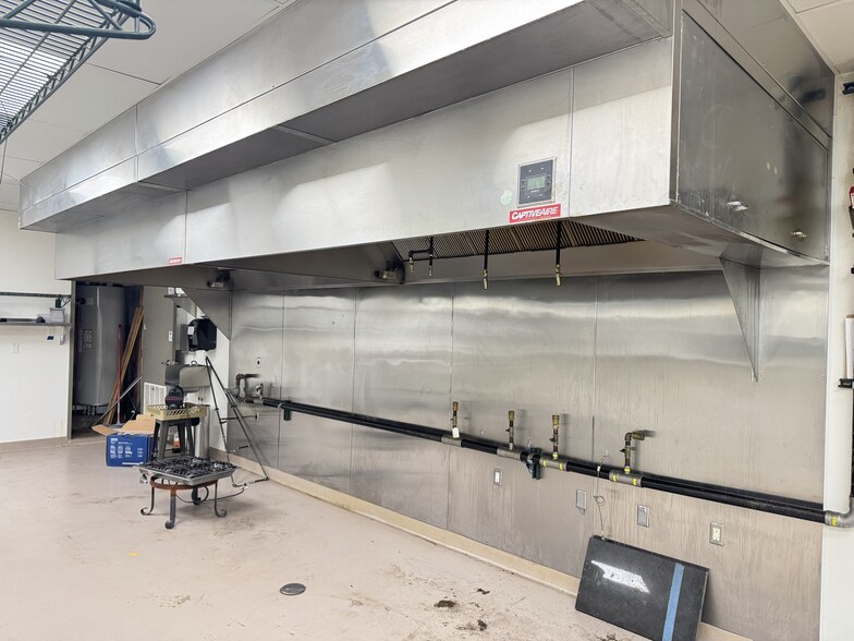 More Photos Of 130 New Towne Square Dr, Toledo Freestanding For Lease