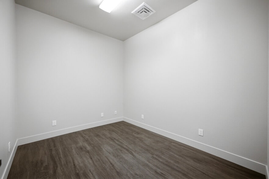 More Photos Of 3939 N Stockton Hill Rd, Kingman Office For Lease