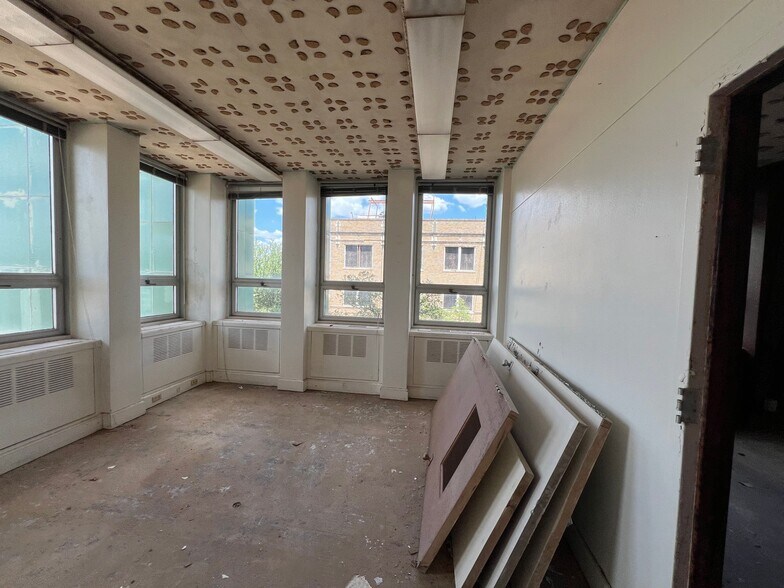 More Photos Of 100 N Main St, Corsicana Office Residential For Sale