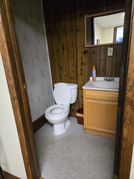 More Photos Of 339 N Main St, Prineville Storefront Retail Office For Sale