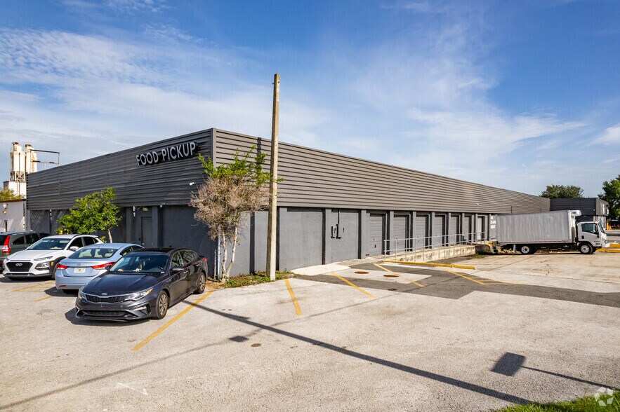 More Photos Of 18 N Dollins Ave, Orlando Warehouse For Lease