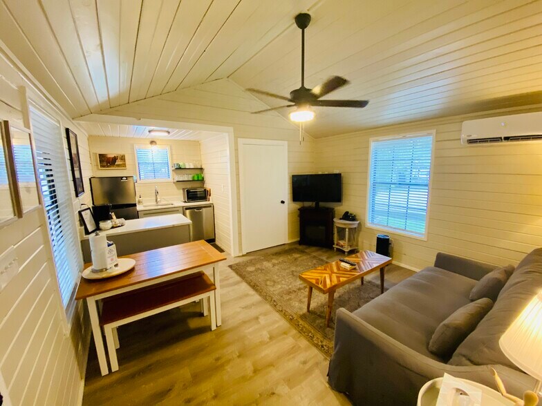 More Photos Of 104 Scudder Ln, Wimberley Hotel For Sale