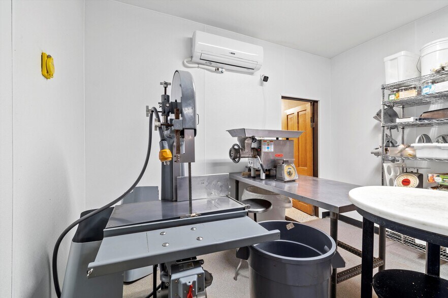 More Photos Of 110 W Bailey St, Ponder Restaurant For Sale