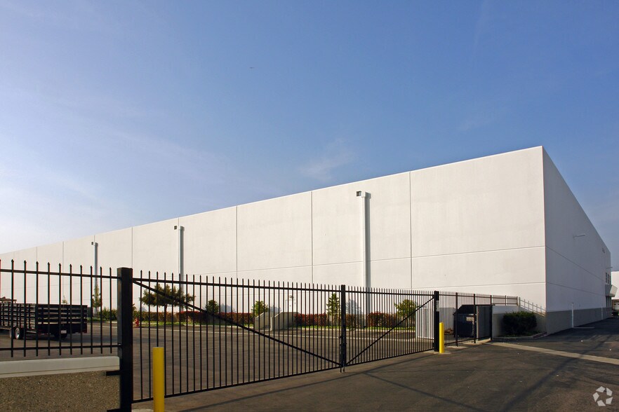 More Photos Of 10047-10051 Painter Ave, Santa Fe Springs Warehouse For Lease