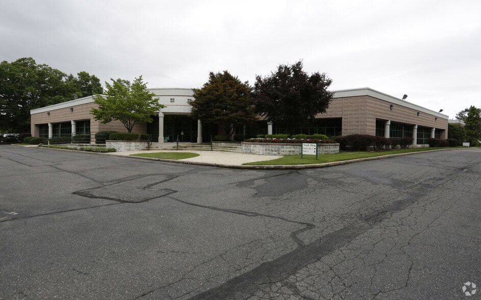 More Photos Of 225 Old Country Rd, Melville Office For Lease