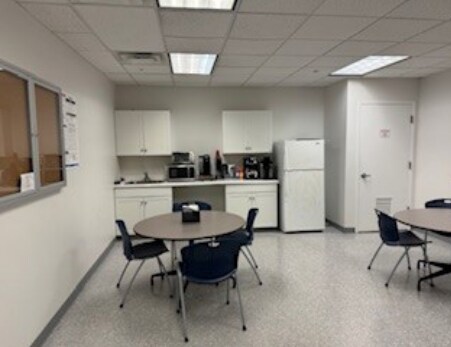 More Photos Of 999 S Oyster Bay Rd, Bethpage Warehouse For Lease