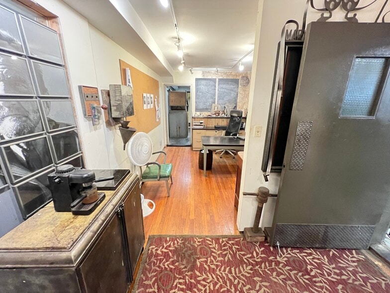 More Photos Of 1438-1442 Light St, Baltimore Showroom For Sale
