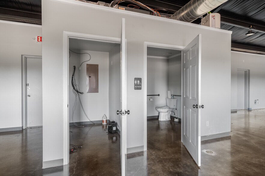 More Photos Of 15996 Highway 80, Edgewood Flex For Sale