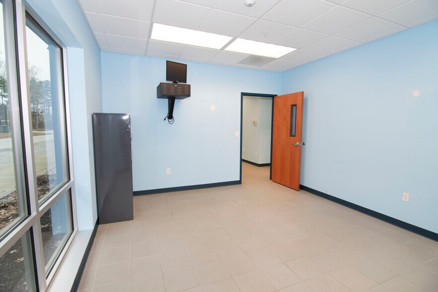 More Photos Of 3 Unlimited Dr, Saratoga Springs Office For Lease