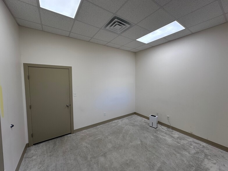 More Photos Of 1400 E Jasmine Ave, McAllen Showroom For Lease