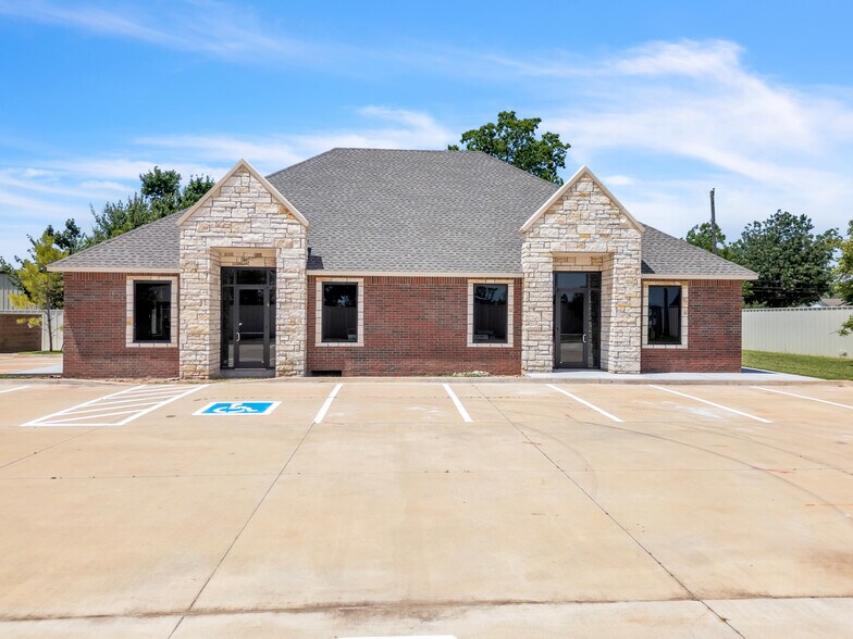 More Photos Of 207 E. Memorial Road, Oklahoma City Medical For Lease