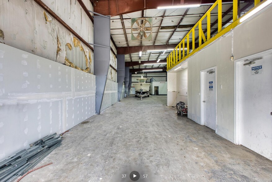 More Photos Of 13050 NW 43rd Ave, Opa Locka Warehouse For Lease