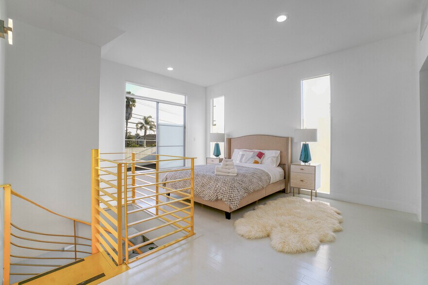 More Photos Of 328 Lincoln Blvd, Venice Storefront Retail Residential For Sale