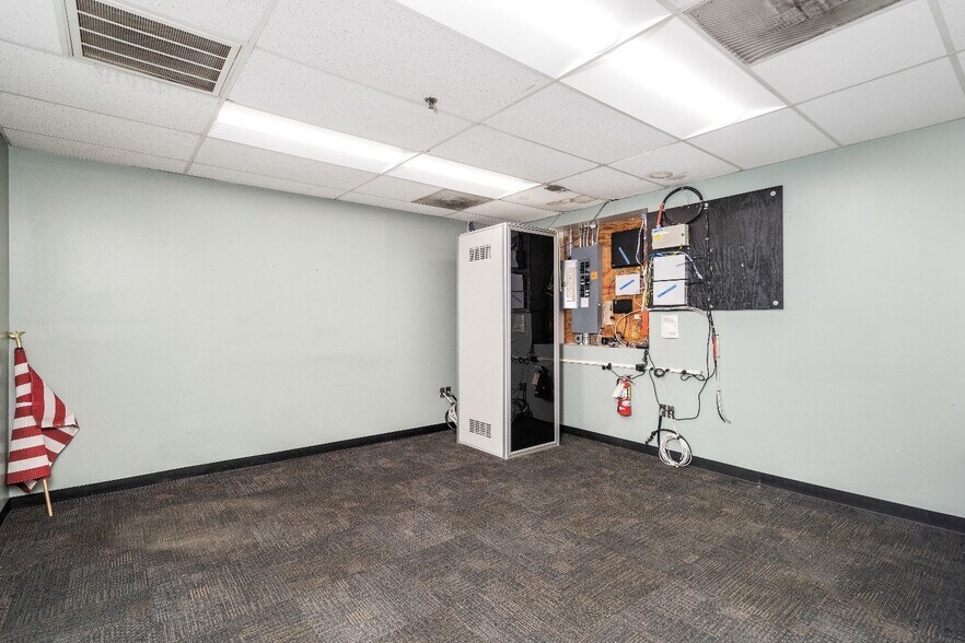 More Photos Of 3 Nami Ln, Hamilton Light Distribution For Lease