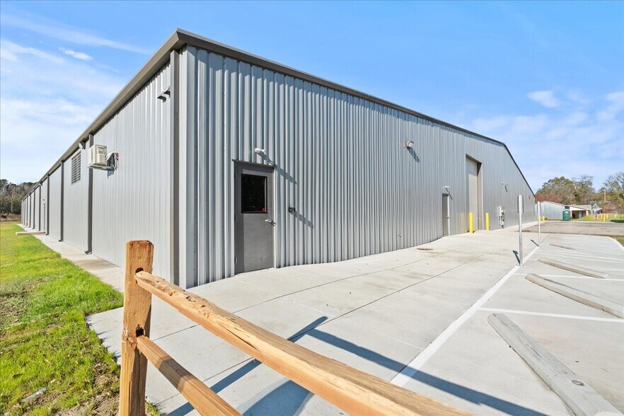 More Photos Of 223 W Pearl St, Lamar Industrial For Lease