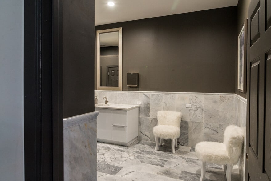 More Photos Of 1346 Motor Cir, Dallas Office For Sale