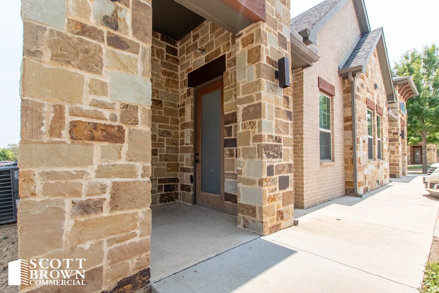More Photos Of 2214 Emery St, Denton Office For Lease