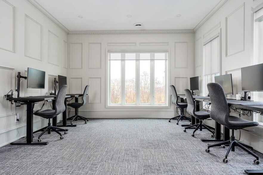 More Photos Of 410-420 N Service Rd E, Oakville Office For Sale