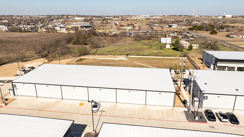 More Photos Of 19832 Panther Dr, Pflugerville Showroom For Lease