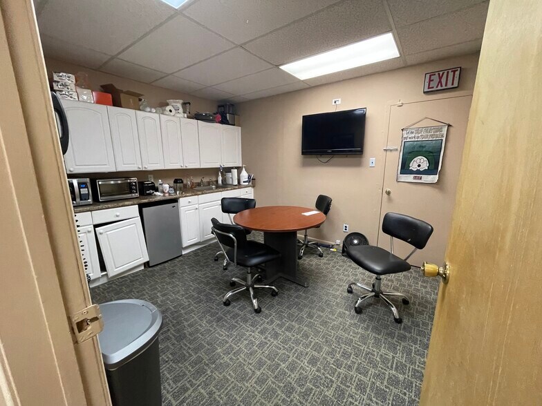 More Photos Of 2504 Grand Ave, Baldwin Office For Sale