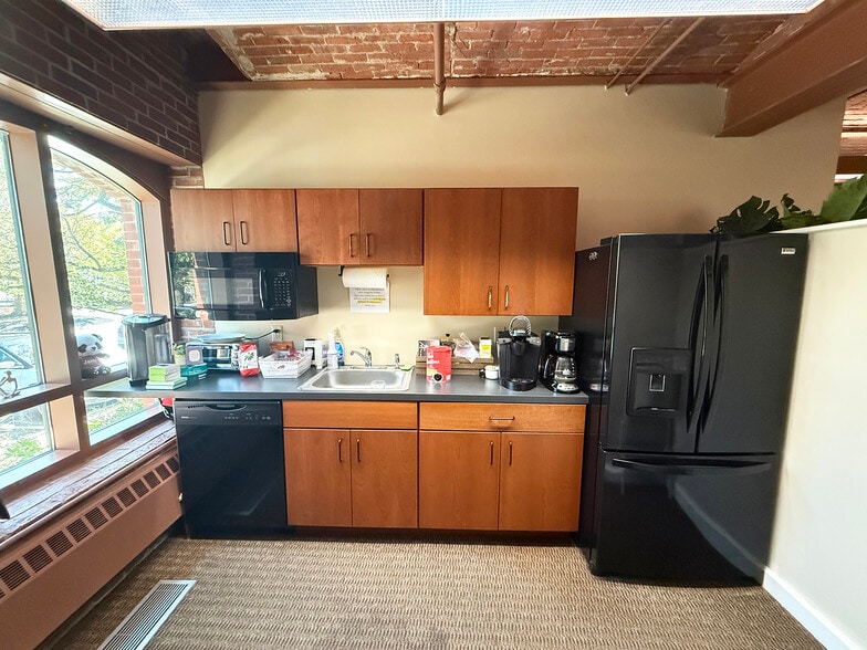 More Photos Of 1 Cate St, Portsmouth Office For Sale