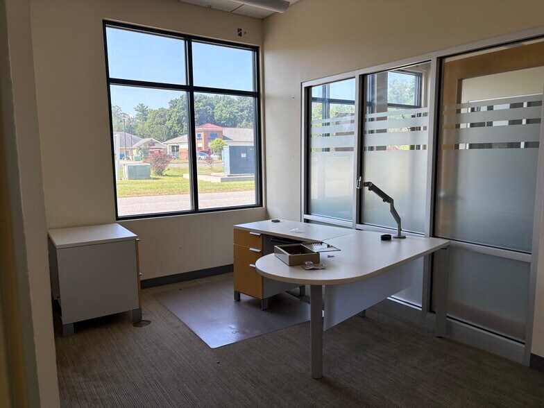 More Photos Of 11 Vista Blvd, Slingerlands Bank For Lease