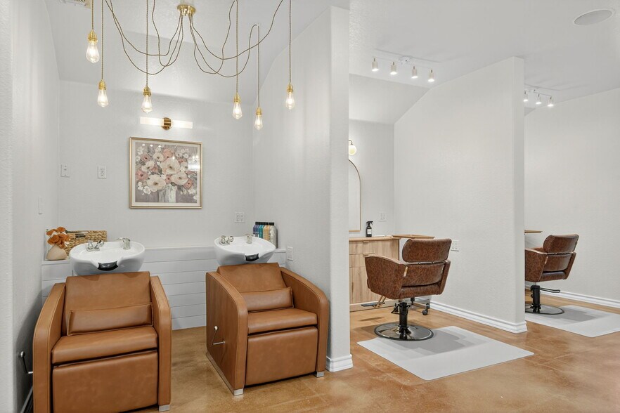 More Photos Of 930 E Blanco Rd, Boerne Showroom For Lease