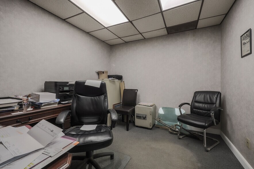 More Photos Of 2005-2007 W 103rd Ter, Leawood Service For Sale