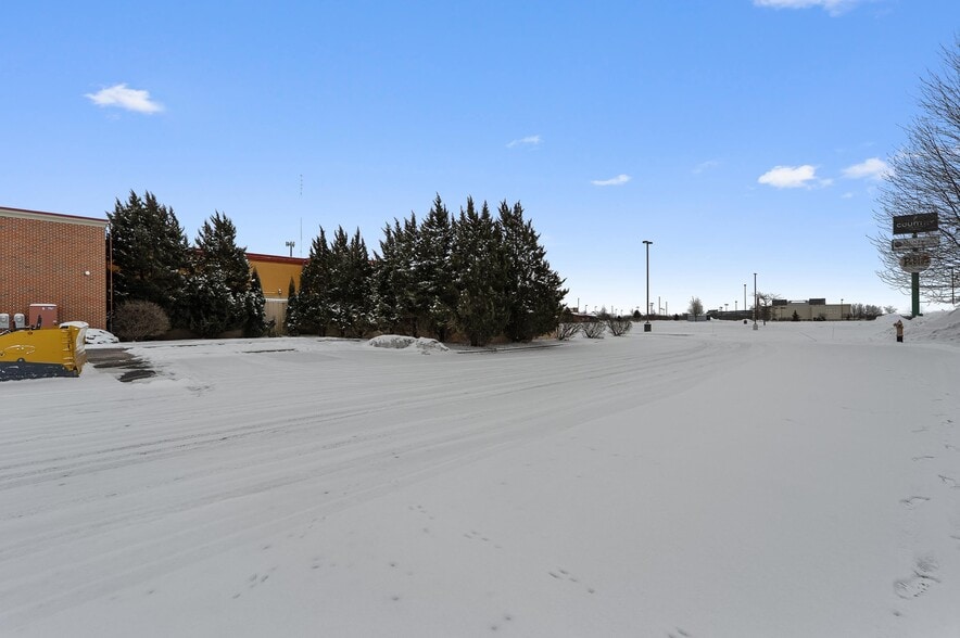 More Photos Of 850 Kepler Dr, Green Bay Restaurant For Sale