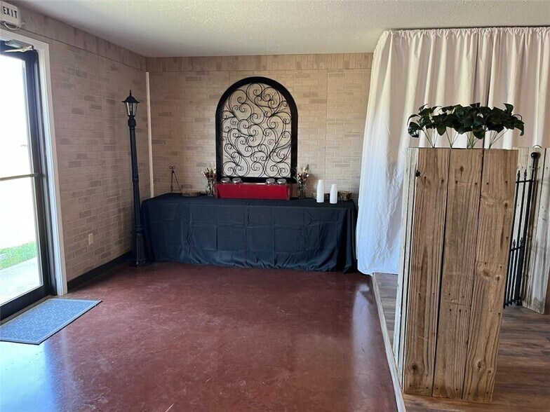 More Photos Of 20674 S Highway 59, Evansville Restaurant For Sale