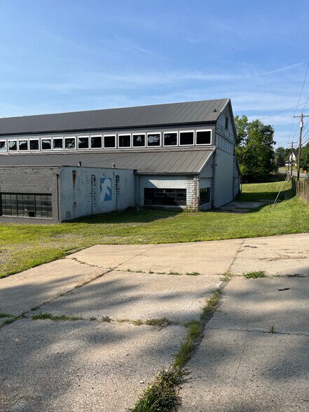 More Photos Of 800 N Water Ave, Sharon Service For Lease