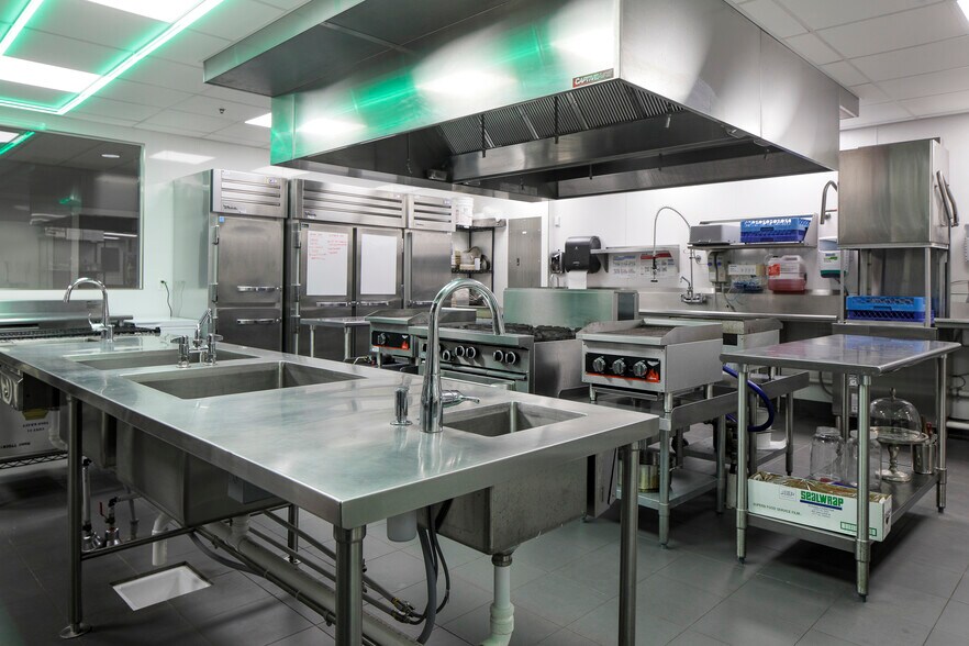 More Photos Of 16-18 Trowbridge Dr, Bethel Light Manufacturing For Sale