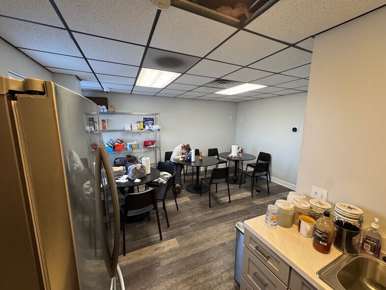 More Photos Of 2370 Covington Cv, Memphis Auto Repair For Lease