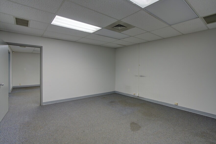 More Photos Of 675 Elkton Dr, Colorado Springs Distribution For Lease