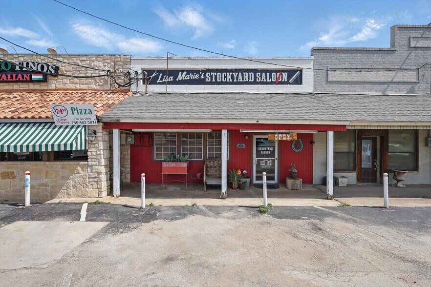 Primary Photo Of 206 W McCart St, Krum Storefront For Sale